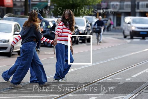 Amsterdam 7 mei 2026
Maria Tailor en haar dochter tijdens shoot op straat in Amsterdam zuid.