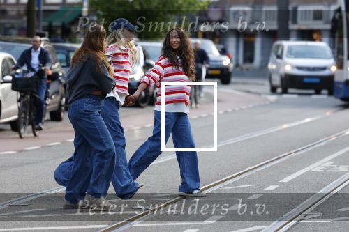 Amsterdam 7 mei 2026
Maria Tailor en haar dochter tijdens shoot op straat in Amsterdam zuid.