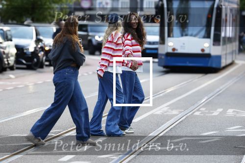 Amsterdam 7 mei 2026
Maria Tailor en haar dochter tijdens shoot op straat in Amsterdam zuid.