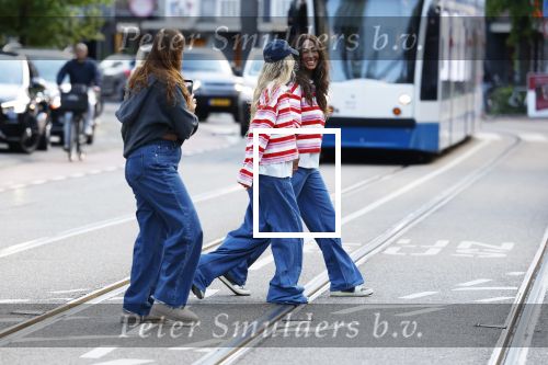 Amsterdam 7 mei 2026
Maria Tailor en haar dochter tijdens shoot op straat in Amsterdam zuid.