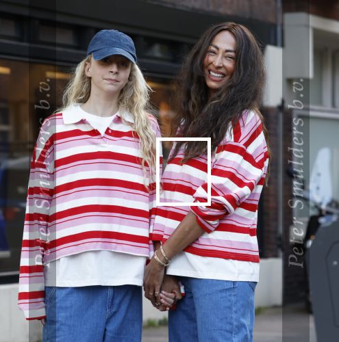 Amsterdam 7 mei 2026
Maria Tailor en haar dochter tijdens shoot op straat in Amsterdam zuid.