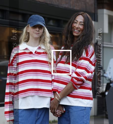 Amsterdam 7 mei 2026
Maria Tailor en haar dochter tijdens shoot op straat in Amsterdam zuid.