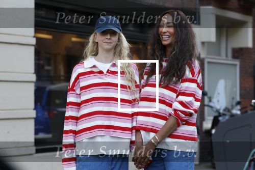 Amsterdam 7 mei 2026
Maria Tailor en haar dochter tijdens shoot op straat in Amsterdam zuid.