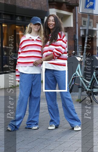 Amsterdam 7 mei 2026
Maria Tailor en haar dochter tijdens shoot op straat in Amsterdam zuid.