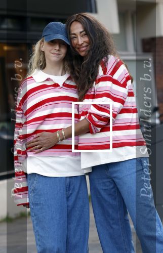 Amsterdam 7 mei 2026
Maria Tailor en haar dochter tijdens shoot op straat in Amsterdam zuid.