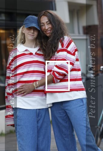 Amsterdam 7 mei 2026
Maria Tailor en haar dochter tijdens shoot op straat in Amsterdam zuid.