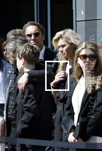 s Gravenzande 1 mei 2026
Begrafenis Jade Kops . Koningin Maxima heeft een mooi bloemstuk gestuurd . Nicolette v Dam en Bas Smit