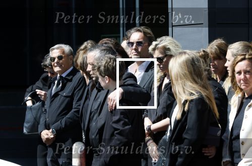 s Gravenzande 1 mei 2026
Begrafenis Jade Kops . Koningin Maxima heeft een mooi bloemstuk gestuurd . Nicolette v Dam en Bas Smit