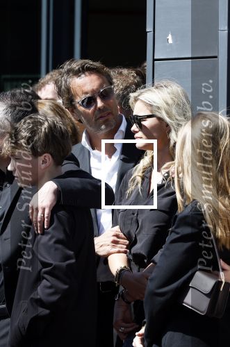 s Gravenzande 1 mei 2026
Begrafenis Jade Kops . Koningin Maxima heeft een mooi bloemstuk gestuurd . Nicolette v Dam en Bas Smit