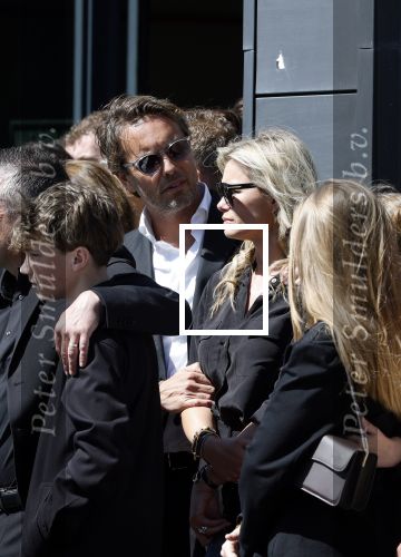 s Gravenzande 1 mei 2026
Begrafenis Jade Kops . Koningin Maxima heeft een mooi bloemstuk gestuurd . Nicolette v Dam en Bas Smit