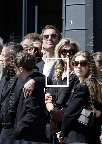 s Gravenzande 1 mei 2026
Begrafenis Jade Kops . Koningin Maxima heeft een mooi bloemstuk gestuurd . Nicolette v Dam en Bas Smit