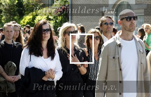 s Gravenzande 1 mei 2026
Begrafenis Jade Kops . Koningin Maxima heeft een mooi bloemstuk gestuurd . Nicolette v Dam en Bas Smit
