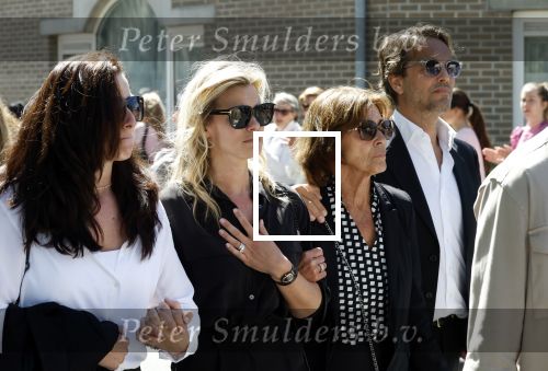 s Gravenzande 1 mei 2026
Begrafenis Jade Kops . Koningin Maxima heeft een mooi bloemstuk gestuurd . Nicolette v Dam en Bas Smit