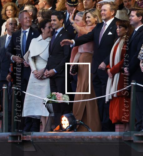 Amsterdam 5 mei 2026
5 mei Concert op de Amstel voor bevrijdingsdag . Koning Willem Alexander en Koningin Maxima zijn aanwezig .
Tineke Schouten en Splinter Chabot presenteren het . De artiesten die opterden zijn Roxeanne Hazes Acda en de Munnik Miss Envy Peru Edsilia Rombley Rolf Sanches en Fleur Raateland .Rob jetten