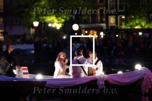 Amsterdam 5 mei 2026
5 mei Concert op de Amstel voor bevrijdingsdag . Koning Willem Alexander en Koningin Maxima zijn aanwezig .
Tineke Schouten en Splinter Chabot presenteren het . De artiesten die opterden zijn Roxeanne Hazes Acda en de Munnik Miss Envy Peru Edsilia Rombley Rolf Sanches en Fleur Raateland . Jamai Looman is dirigent .
