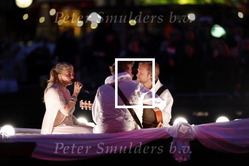 Amsterdam 5 mei 2026
5 mei Concert op de Amstel voor bevrijdingsdag . Koning Willem Alexander en Koningin Maxima zijn aanwezig .
Tineke Schouten en Splinter Chabot presenteren het . De artiesten die opterden zijn Roxeanne Hazes Acda en de Munnik Miss Envy Peru Edsilia Rombley Rolf Sanches en Fleur Raateland . Jamai Looman is dirigent .