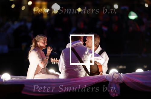 Amsterdam 5 mei 2026
5 mei Concert op de Amstel voor bevrijdingsdag . Koning Willem Alexander en Koningin Maxima zijn aanwezig .
Tineke Schouten en Splinter Chabot presenteren het . De artiesten die opterden zijn Roxeanne Hazes Acda en de Munnik Miss Envy Peru Edsilia Rombley Rolf Sanches en Fleur Raateland . Jamai Looman is dirigent .