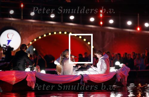 Amsterdam 5 mei 2026
5 mei Concert op de Amstel voor bevrijdingsdag . Koning Willem Alexander en Koningin Maxima zijn aanwezig .
Tineke Schouten en Splinter Chabot presenteren het . De artiesten die opterden zijn Roxeanne Hazes Acda en de Munnik Miss Envy Peru Edsilia Rombley Rolf Sanches en Fleur Raateland . Jamai Looman is dirigent .