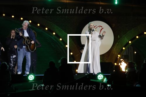 Amsterdam 5 mei 2026
5 mei Concert op de Amstel voor bevrijdingsdag . Koning Willem Alexander en Koningin Maxima zijn aanwezig .
Tineke Schouten en Splinter Chabot presenteren het . De artiesten die opterden zijn Roxeanne Hazes Acda en de Munnik Miss Envy Peru Edsilia Rombley Rolf Sanches en Fleur Raateland . Jamai Looman is dirigent .