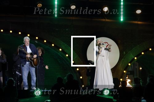 Amsterdam 5 mei 2026
5 mei Concert op de Amstel voor bevrijdingsdag . Koning Willem Alexander en Koningin Maxima zijn aanwezig .
Tineke Schouten en Splinter Chabot presenteren het . De artiesten die opterden zijn Roxeanne Hazes Acda en de Munnik Miss Envy Peru Edsilia Rombley Rolf Sanches en Fleur Raateland . Jamai Looman is dirigent .
