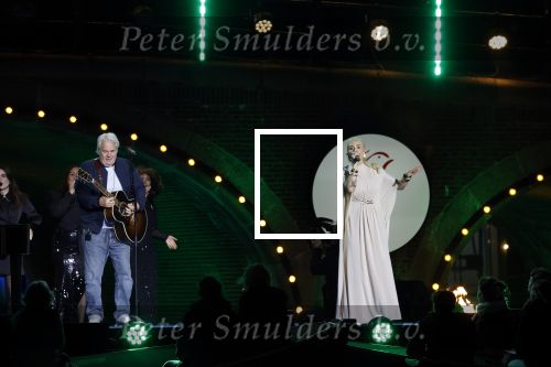 Amsterdam 5 mei 2026
5 mei Concert op de Amstel voor bevrijdingsdag . Koning Willem Alexander en Koningin Maxima zijn aanwezig .
Tineke Schouten en Splinter Chabot presenteren het . De artiesten die opterden zijn Roxeanne Hazes Acda en de Munnik Miss Envy Peru Edsilia Rombley Rolf Sanches en Fleur Raateland . Jamai Looman is dirigent .