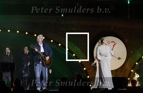 Amsterdam 5 mei 2026
5 mei Concert op de Amstel voor bevrijdingsdag . Koning Willem Alexander en Koningin Maxima zijn aanwezig .
Tineke Schouten en Splinter Chabot presenteren het . De artiesten die opterden zijn Roxeanne Hazes Acda en de Munnik Miss Envy Peru Edsilia Rombley Rolf Sanches en Fleur Raateland . Jamai Looman is dirigent .