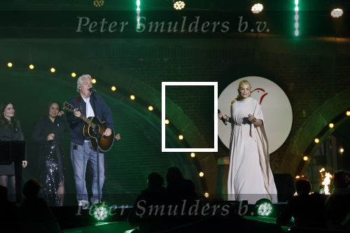 Amsterdam 5 mei 2026
5 mei Concert op de Amstel voor bevrijdingsdag . Koning Willem Alexander en Koningin Maxima zijn aanwezig .
Tineke Schouten en Splinter Chabot presenteren het . De artiesten die opterden zijn Roxeanne Hazes Acda en de Munnik Miss Envy Peru Edsilia Rombley Rolf Sanches en Fleur Raateland . Jamai Looman is dirigent .