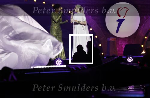 Amsterdam 5 mei 2026
5 mei Concert op de Amstel voor bevrijdingsdag . Koning Willem Alexander en Koningin Maxima zijn aanwezig .
Tineke Schouten en Splinter Chabot presenteren het . De artiesten die opterden zijn Roxeanne Hazes Acda en de Munnik Miss Envy Peru Edsilia Rombley Rolf Sanches en Fleur Raateland . Jamai Looman is dirigent .