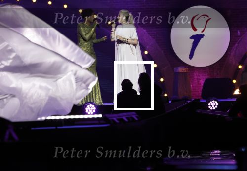 Amsterdam 5 mei 2026
5 mei Concert op de Amstel voor bevrijdingsdag . Koning Willem Alexander en Koningin Maxima zijn aanwezig .
Tineke Schouten en Splinter Chabot presenteren het . De artiesten die opterden zijn Roxeanne Hazes Acda en de Munnik Miss Envy Peru Edsilia Rombley Rolf Sanches en Fleur Raateland . Jamai Looman is dirigent .