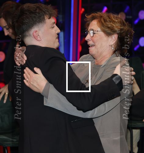 Hilversum 8 mei 2026
Finale van the Voice of Holland met Chantal janzen en Edson da Graca . De coaches zijn Suzen & freek Willie Wartaal Dinand Woesthoff en Ilse de Lange . de Finalisten Ruben Hillen Nieloefaar Bahadori Sanne v Assouw en Thijs Veldhuis . De bekendmaking was in RTL Tonight met Humberto Tan als presentator. Ruben Hillen met moeder