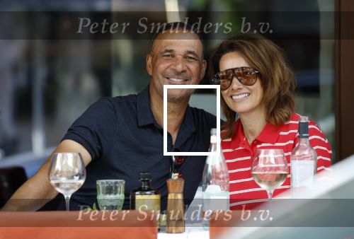 Amsterdam 2 mei 2026
Ruud Gullit en zijn vriendin Karin de Rooy op terras in Amsterdam zuid