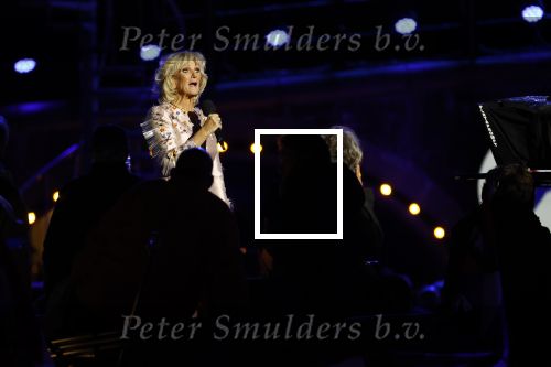 Amsterdam 5 mei 2026
5 mei Concert op de Amstel voor bevrijdingsdag . Koning Willem Alexander en Koningin Maxima zijn aanwezig .
Tineke Schouten en Splinter Chabot presenteren het . De artiesten die opterden zijn Roxeanne Hazes Acda en de Munnik Miss Envy Peru Edsilia Rombley Rolf Sanches en Fleur Raateland . Jamai Looman is dirigent .