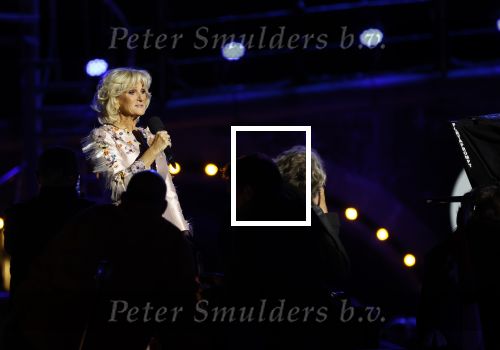 Amsterdam 5 mei 2026
5 mei Concert op de Amstel voor bevrijdingsdag . Koning Willem Alexander en Koningin Maxima zijn aanwezig .
Tineke Schouten en Splinter Chabot presenteren het . De artiesten die opterden zijn Roxeanne Hazes Acda en de Munnik Miss Envy Peru Edsilia Rombley Rolf Sanches en Fleur Raateland . Jamai Looman is dirigent .