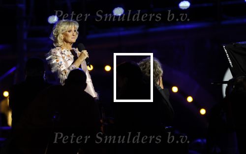 Amsterdam 5 mei 2026
5 mei Concert op de Amstel voor bevrijdingsdag . Koning Willem Alexander en Koningin Maxima zijn aanwezig .
Tineke Schouten en Splinter Chabot presenteren het . De artiesten die opterden zijn Roxeanne Hazes Acda en de Munnik Miss Envy Peru Edsilia Rombley Rolf Sanches en Fleur Raateland . Jamai Looman is dirigent .
