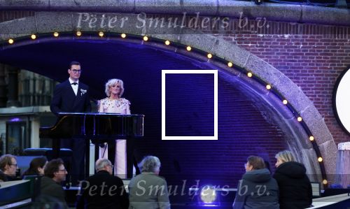 Amsterdam 5 mei 2026
5 mei Concert op de Amstel voor bevrijdingsdag . Koning Willem Alexander en Koningin Maxima zijn aanwezig .
Tineke Schouten en Splinter Chabot presenteren het . De artiesten die opterden zijn Roxeanne Hazes Acda en de Munnik Miss Envy Peru Edsilia Rombley Rolf Sanches en Fleur Raateland . Jamai Looman is dirigent .