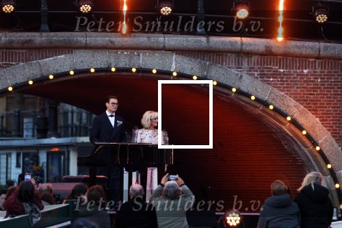 Amsterdam 5 mei 2026
5 mei Concert op de Amstel voor bevrijdingsdag . Koning Willem Alexander en Koningin Maxima zijn aanwezig .
Tineke Schouten en Splinter Chabot presenteren het . De artiesten die opterden zijn Roxeanne Hazes Acda en de Munnik Miss Envy Peru Edsilia Rombley Rolf Sanches en Fleur Raateland . Jamai Looman is dirigent .