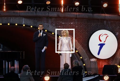 Amsterdam 5 mei 2026
5 mei Concert op de Amstel voor bevrijdingsdag . Koning Willem Alexander en Koningin Maxima zijn aanwezig .
Tineke Schouten en Splinter Chabot presenteren het . De artiesten die opterden zijn Roxeanne Hazes Acda en de Munnik Miss Envy Peru Edsilia Rombley Rolf Sanches en Fleur Raateland . Jamai Looman is dirigent .