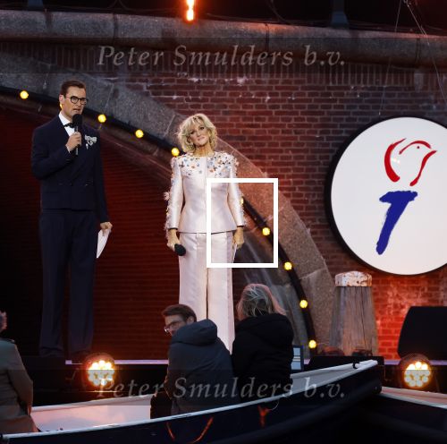 Amsterdam 5 mei 2026
5 mei Concert op de Amstel voor bevrijdingsdag . Koning Willem Alexander en Koningin Maxima zijn aanwezig .
Tineke Schouten en Splinter Chabot presenteren het . De artiesten die opterden zijn Roxeanne Hazes Acda en de Munnik Miss Envy Peru Edsilia Rombley Rolf Sanches en Fleur Raateland . Jamai Looman is dirigent .