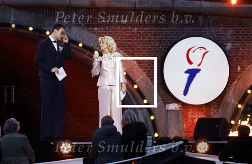 Amsterdam 5 mei 2026
5 mei Concert op de Amstel voor bevrijdingsdag . Koning Willem Alexander en Koningin Maxima zijn aanwezig .
Tineke Schouten en Splinter Chabot presenteren het . De artiesten die opterden zijn Roxeanne Hazes Acda en de Munnik Miss Envy Peru Edsilia Rombley Rolf Sanches en Fleur Raateland . Jamai Looman is dirigent .