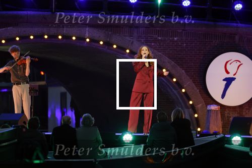 Amsterdam 5 mei 2026
5 mei Concert op de Amstel voor bevrijdingsdag . Koning Willem Alexander en Koningin Maxima zijn aanwezig .
Tineke Schouten en Splinter Chabot presenteren het . De artiesten die opterden zijn Roxeanne Hazes Acda en de Munnik Miss Envy Peru Edsilia Rombley Rolf Sanches en Fleur Raateland . Jamai Looman is dirigent .