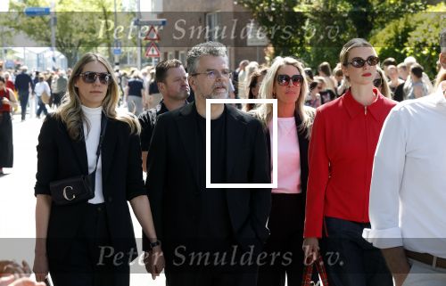 s Gravenzande 1 mei 2026
Begrafenis Jade Kops . Koningin Maxima heeft een mooi bloemstuk gestuurd . William Rutten kwam met zijn vrouw