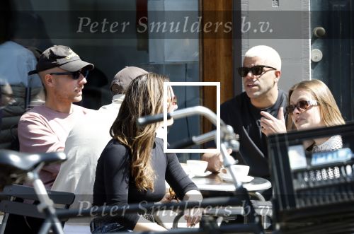 Amsterdam 5 mei 2026
Yousef Gnaoui, artiestennaam Sef en Dio met een kennis op terras .