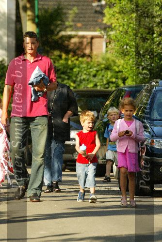 Muiderberg 20 juni 2003
Richard krajicek brengt de dag nadat hij bekend gemaakt gemaakt heeft te zullen stoppen met tennissen zijn 2 kinderen emma en alec naar school