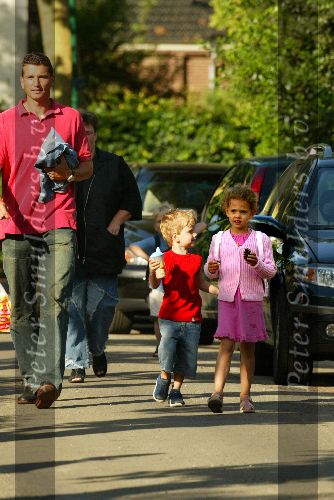 Muiderberg 20 juni 2003
Richard krajicek brengt de dag nadat hij bekend gemaakt gemaakt heeft te zullen stoppen met tennissen zijn 2 kinderen emma en alec naar school