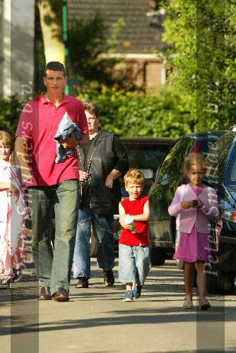 Muiderberg 20 juni 2003
Richard krajicek brengt de dag nadat hij bekend gemaakt gemaakt heeft te zullen stoppen met tennissen zijn 2 kinderen emma en alec naar school
