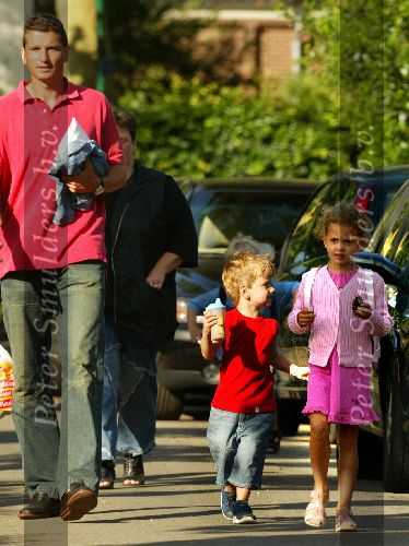 Muiderberg 20 juni 2003
Richard krajicek brengt de dag nadat hij bekend gemaakt gemaakt heeft te zullen stoppen met tennissen zijn 2 kinderen emma en alec naar school