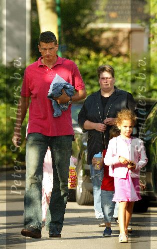Muiderberg 20 juni 2003
Richard krajicek brengt de dag nadat hij bekend gemaakt gemaakt heeft te zullen stoppen met tennissen zijn 2 kinderen emma en alec naar school