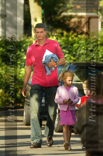 Muiderberg 20 juni 2003
Richard krajicek brengt de dag nadat hij bekend gemaakt gemaakt heeft te zullen stoppen met tennissen zijn 2 kinderen emma en alec naar school