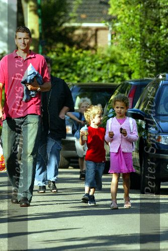 Muiderberg 20 juni 2003
Richard krajicek brengt de dag nadat hij bekend gemaakt gemaakt heeft te zullen stoppen met tennissen zijn 2 kinderen emma en alec naar school
