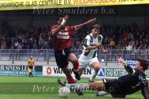 13 juni 1999
Excelsior-FC Groningen, eindstand 2-2
Nakompetitie seizoen 1998/1999
Alpha Turay omspeelt doelman Roy Beukenkamp
Raymond Atteveld kijkt toe